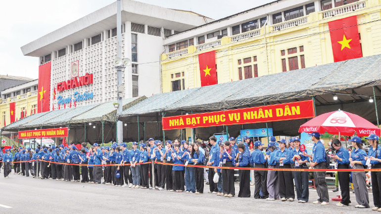 Young volunteers participate in supporting people and functional forces in performing tasks. (Photo: NDO) thanh-nien.png