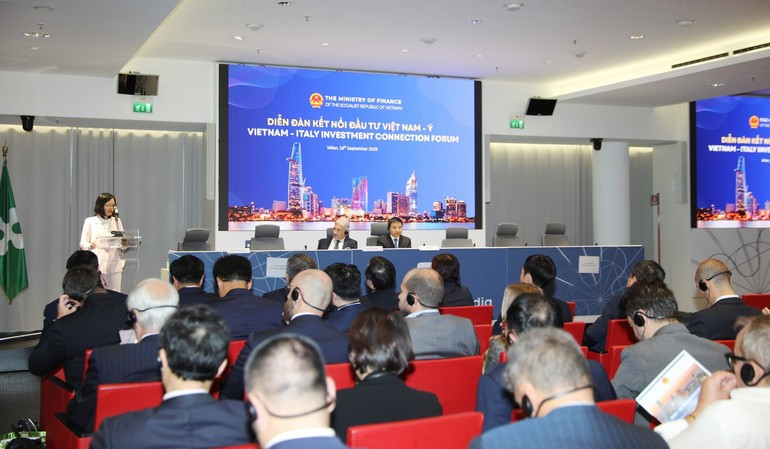 The forum was attended by 200 representatives from corporations, enterprises, banks, and investment funds from Viet Nam and Italy. (Photo: NDO) toan-canh-dien-dan-2.jpg