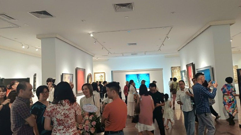 A large number of artists and people gathered ahead of the opening of the exhibition (Photo: NDO) z6873030076576-4dba7d92035c6b65d1b13fba5d0432ed-3917.jpg