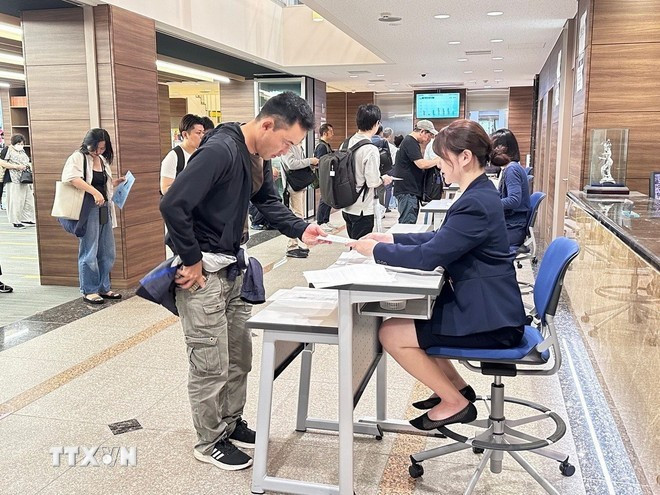 Candidates register for the exam. (Photo: VNA) Candidates register for the exam. (Photo: VNA)