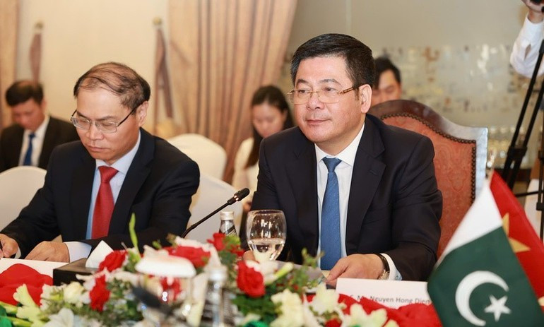 Minister of Industry and Trade Nguyen Hong Dien and Ambassador Pham Anh Tuan participate in the Viet Nam-Pakistan Business Forum and sign the declaration on the launch of negotiations on the Viet Nam-Pakistan Preferential Trade Agreement. (Photo: Viet Nam Economic News) dien2.jpg