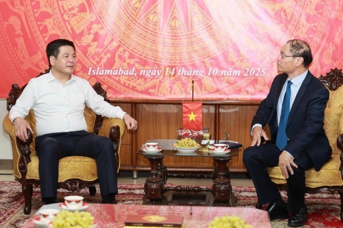 Minister of Industry and Trade Nguyen Hong Dien visits the Vietnamese Embassy in Pakistan and discussed with Ambassador Pham Anh Tuan. (Photo: Vietnamese Embassy in Pakistan) dien3.jpg