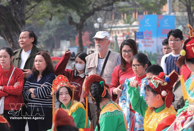 Visitors eagerly immerse themselves in the festival’s vibrant atmosphere in Ha Noi (Photo: VNA)