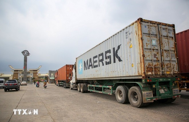 Lorries carry imports and exports at the Moc Bai International Border Gate, Tay Ninh province. (Photo: VNA)