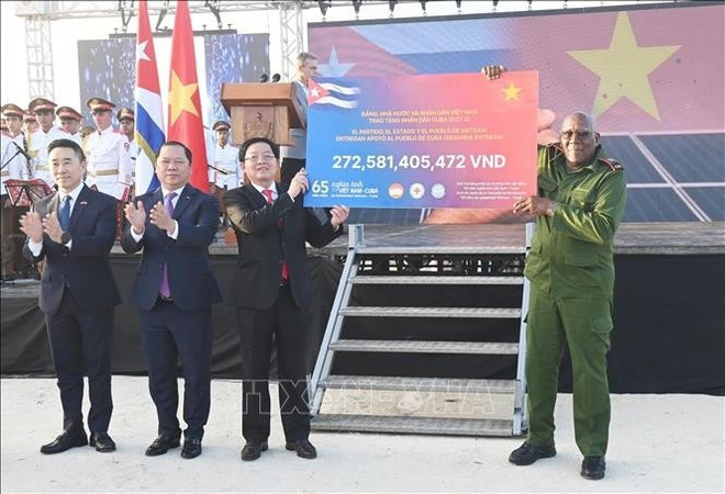 Deputy Prime Minister Ho Quoc Dung (third, left) symbolically hands over to Vice President of Cuba, Salvador Valdés Mesa, the second batch of donations to the Cuban people under the VRCS’s national fund-raising campaign to support the Cuban people. (Photo: VNA)