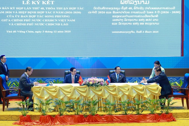 Lao Prime Minister Sonexay Siphandone and Vietnamese Prime Minister Pham Minh Chinh witness the signing of the Cooperation Plan for 2026 between the Ministries of Education and Training of Viet Nam and Laos. (Photo: VNA)