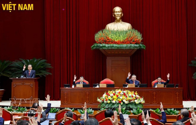 Delegates pass the agenda of the meeting (Photo: VNA)