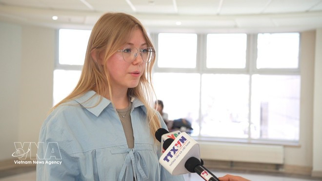 Em Alla wins a prize for translation speed (Photo: VNA)