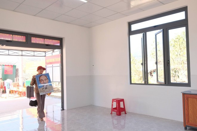 Residents of D’ran commune, Lam Dong province, move into a new house built under the “Quang Trung Campaign”, handed over by Military Zone 7 on the last day of 2025 (Photo: VNA)