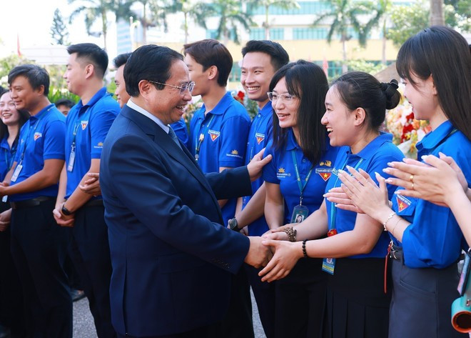 Prime Minister Pham Minh Chinh meets with young staff of Viet Nam Airlines. (Photo: VNA) Prime Minister Pham Minh Chinh meets with young staff of Viet Nam Airlines. (Photo: VNA)