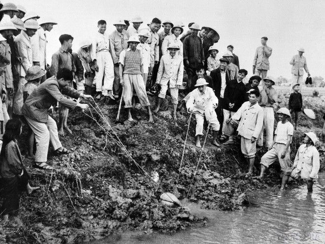 President Ho Chi Minh bails water to fight drought with farmers in Dai Thanh commune, Ha Dong province (now Hanoi) on January 12, 1958 (Photo: VNA) President Ho Chi Minh bails water to fight drought with farmers in Dai Thanh commune, Ha Dong province (now Hanoi) on January 12, 1958 (Photo: VNA)