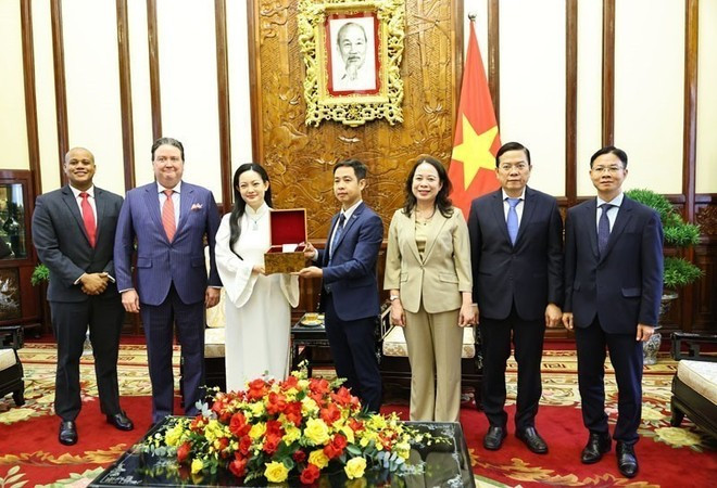 Amanda Nguyen hands over Vietnamese lotus seeds she had received from the Viet Nam National Space Centre (VNSC) and carried during her journey into space. (Photo: VNA) Amanda Nguyen hands over Vietnamese lotus seeds she had received from the Viet Nam National Space Centre (VNSC) and carried during her journey into space. (Photo: VNA)
