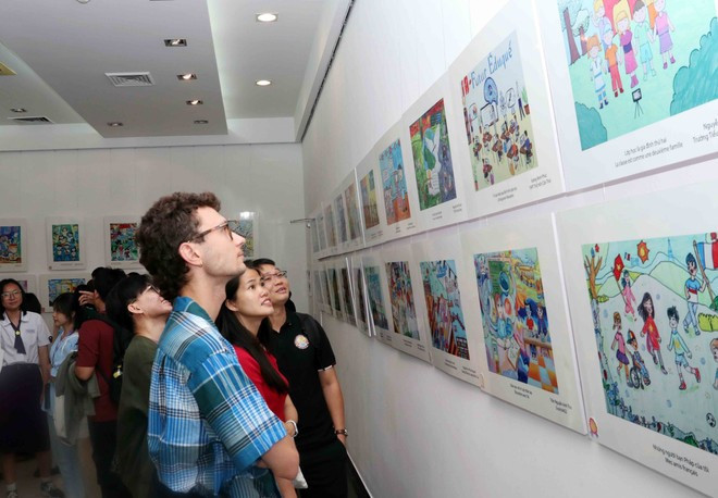 At the exhibition featuring works from the 2025 Francophone painting contest. (Photo: VNA) At the exhibition featuring works from the 2025 Francophone painting contest. (Photo: VNA)