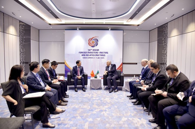 Deputy Prime Minister and Minister of Foreign Affairs Bui Thanh Son (left) meets with Algerian Foreign Minister Ahmed Attaf on the sidelines of the 58th ASEAN Foreign Ministers’ Meeting (Photo: VNA) Deputy Prime Minister and Minister of Foreign Affairs Bui Thanh Son (left) meets with Algerian Foreign Minister Ahmed Attaf on the sidelines of the 58th ASEAN Foreign Ministers’ Meeting (Photo: VNA)