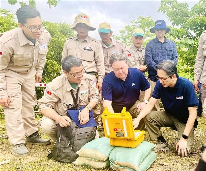 Deputy Minister of Foreign Affairs Do Hung Viet (right) and US Ambassador to Viet Nam Marc E. Knapper (centre) press the button to defuse a wartime bomb in Quang Tri province. (Photo: VNA) Deputy Minister of Foreign Affairs Do Hung Viet (right) and US Ambassador to Viet Nam Marc E. Knapper (centre) press the button to defuse a wartime bomb in Quang Tri province. (Photo: VNA)