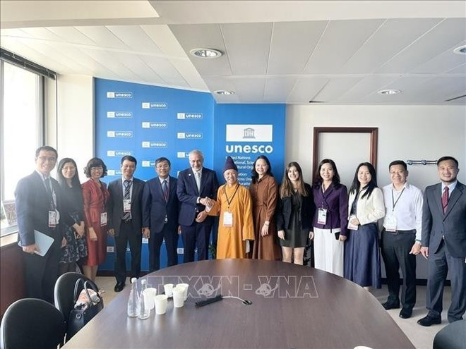 Permanent Deputy Minister of Foreign Affairs Nguyen Minh Vu (fifth from left) and other members of the Vietnamese delegation at the meeting with UNESCO Assistant Director-General for Culture Ernesto Ottone Ramirez (sixth from left). (Photo: VNA) Permanent Deputy Minister of Foreign Affairs Nguyen Minh Vu (fifth from left) and other members of the Vietnamese delegation at the meeting with UNESCO Assistant Director-General for Culture Ernesto Ottone Ramirez (sixth from left). (Photo: VNA)