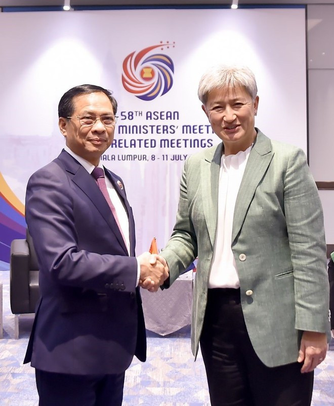 Deputy Prime Minister and Minister of Foreign Affairs Bui Thanh Son (left) shakes hands with Australian Foreign Minister Penny Wong (Photo: VNA) Deputy Prime Minister and Minister of Foreign Affairs Bui Thanh Son (left) shakes hands with Australian Foreign Minister Penny Wong (Photo: VNA)