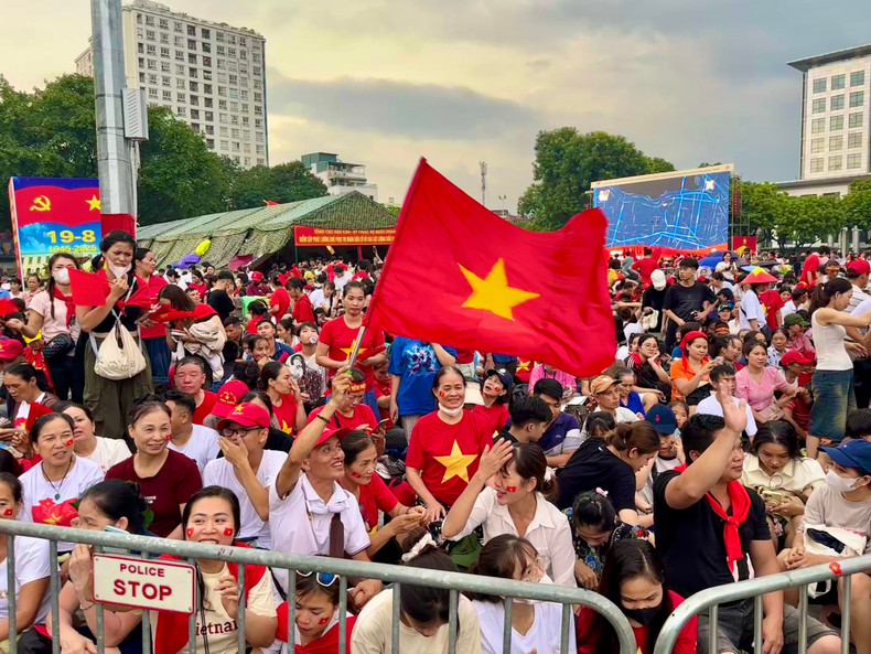 Outside Ba Dinh Square, large crowds lined the streets along the parade route to cheer the contingents 38-ben-ngoai-quang-truong-ba-dinh-rat-dong-nguoi-dan-da-doi-tai-khap-cac-con-pho-noi-doan-dieu-binh-dieu-hanh-di-qua-de-co-vu-cho-cac-khoi.jpg