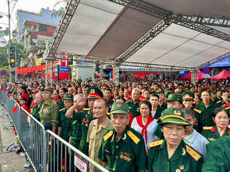 Veterans cheering along streets where the parade passed 37-cac-cuu-chien-binh-co-vu-tren-tuyen-pho-noi-doan-dieu-binh-dieu-hanh-di-qua.jpg