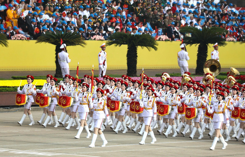 The contingent of the female Viet Nam Military Band enters the ceremonial stage 7-khoi-nu-quan-nhac-viet-nam-tien-vao-le-dai.jpg