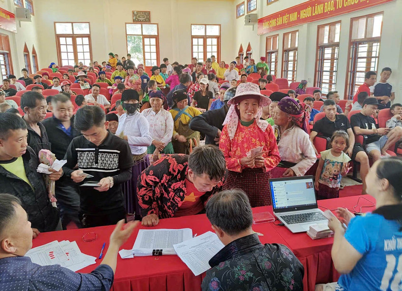 In Lung Cu Commune, from the morning of September 1 to September 2, the local authorities organised the presentation of National Day gifts to the people. More than 15,000 residents from 2,000 households in 37 hamlets received their gifts on time. qua-tet-doc-lap-1.jpg