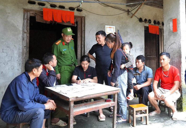 Son Vi Commune has a population of more than 19,000, 81% of whom are H’Mong ethnic minority people. This is a particularly difficult area, with heavily divided transportation. Therefore, the local authorities established working groups to present gifts to households in each hamlet. qua-tet-doc-lap-4.jpg