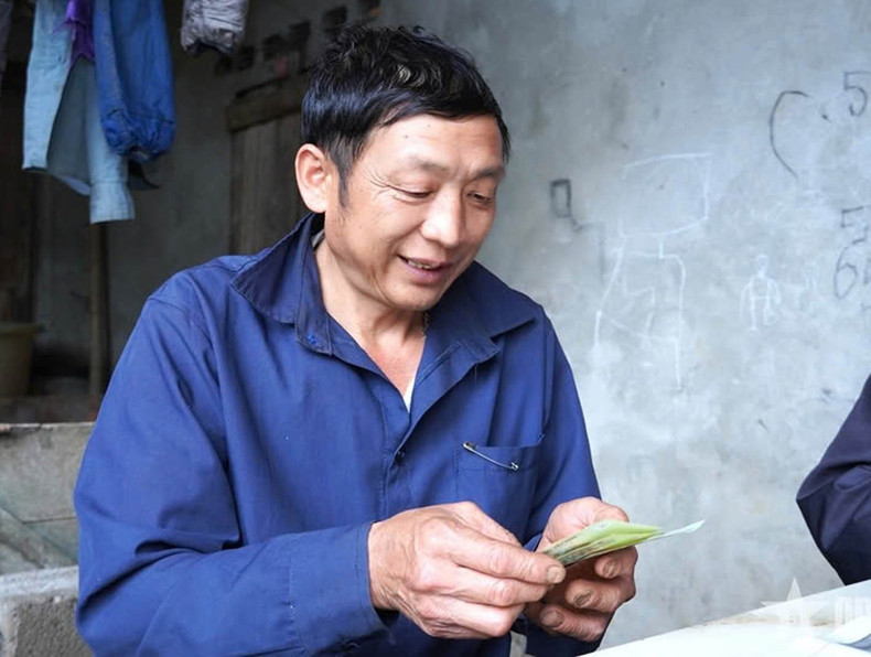 “People consider National Day as the most important festival of the year. This year, National Day is happier as everyone was received gifts from the Party and state,” shared Chao Chin Sien from Lung Van Chai Hamlet. qua-tet-doc-lap-5.jpg