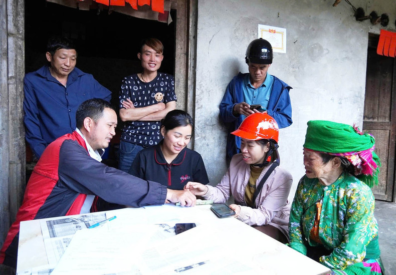 By the late afternoon of September 2, Communes of Lung Cu, Son Vi, and other border communes of Tuyen Quang Province had basically completed the distribution of National Day gifts to the people. qua-tet-doc-lap-6.jpg