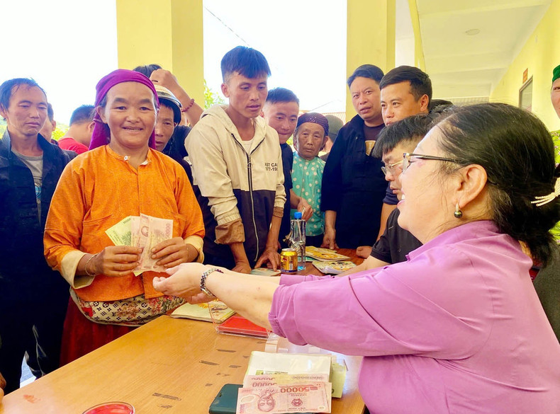 Giang Mi Mua, Vice Chairman of the People’s Committee of Lung Cu Commune, said that to implement the plan for presenting National Day gifts, the commune made household lists and established working groups to directly deliver gifts in each hamlet. Thanks to this, people did not have to travel far, especially the elderly and children. qua-tet-doc-lap-3.jpg