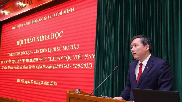 Le Van Loi, Deputy Director of the Ho Chi Minh National Academy of Politics, delivering a speech at the seminar. (Photo: NDO) pho-giam-doc.jpg