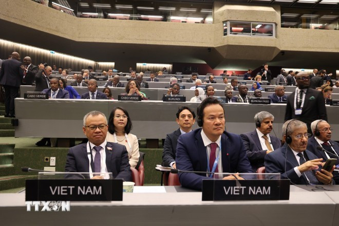 Deputy Chairman of the National Assembly's External Affairs Committee Nguyen Manh Tien, Ambassador Mai Phan Dung - Head of the Vietnamese Delegation in Geneva and delegates of the Vietnamese delegation at the 149th Assembly of the IPU. (Photo: VNA) Deputy Chairman of the National Assembly's External Affairs Committee Nguyen Manh Tien, Ambassador Mai Phan Dung - Head of the Vietnamese Delegation in Geneva and delegates of the Vietnamese delegation at the 149th Assembly of the IPU. (Photo: VNA)