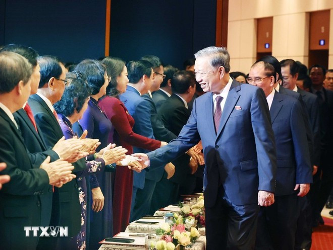Party General Secretary To Lam shakes hands with participants in the meeting. (Photo: VNA) Party General Secretary To Lam shakes hands with participants in the meeting. (Photo: VNA)