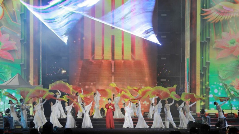 The participation of young artists brought freshness and excitement to the concert. (Photo: NDO) vn-3.jpg