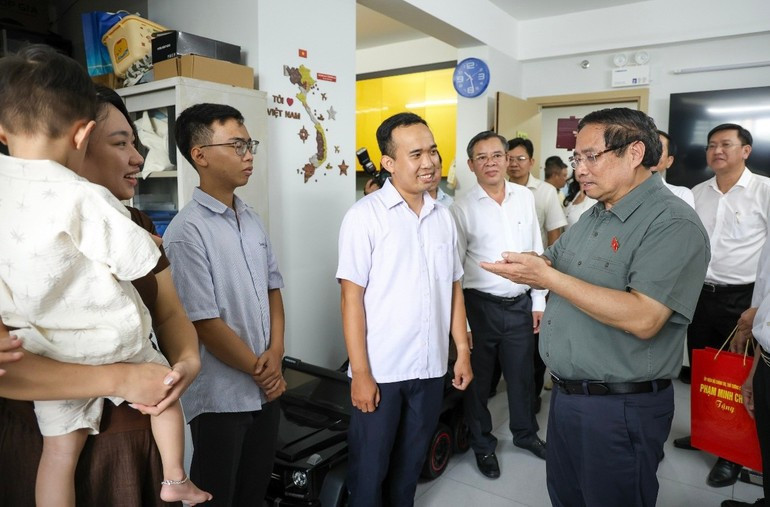 Prime Minister Pham Minh Chinh has a friendly conversation with a young family at the Nam Long 2 social housing project. a-3z7148599181833-11ac5fc689e2f363768bb38864e588c0.jpg