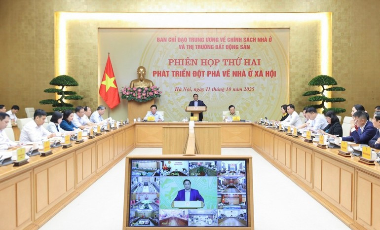 Prime Minister Pham Minh Chinh chairs a meeting on social housing. a6z7148637150470-05265e5089a7aa273e619288e2de90c5.jpg