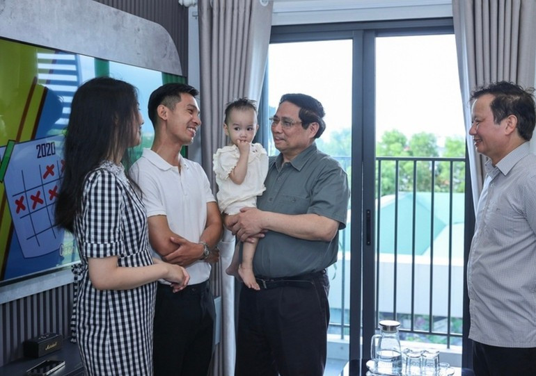 Prime Minister Pham Minh Chinh visits a young family at the social housing project in the Thuy Van Complex. a5z7148607229406-a0f6227437270e869e11b2b11e52e5bc.jpg