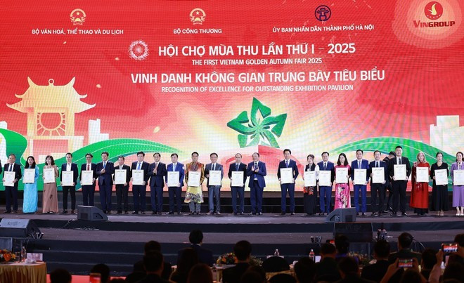 Outstanding organisations and enterprises are honoured at the event. (Photo: VNA)