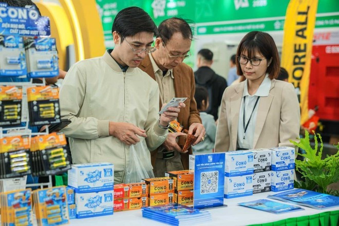 Visitors examine products of Dry Cell &amp; Storage Battery JSC (PINACO) at the Autumn Fair 2025 (Photo: VNA)