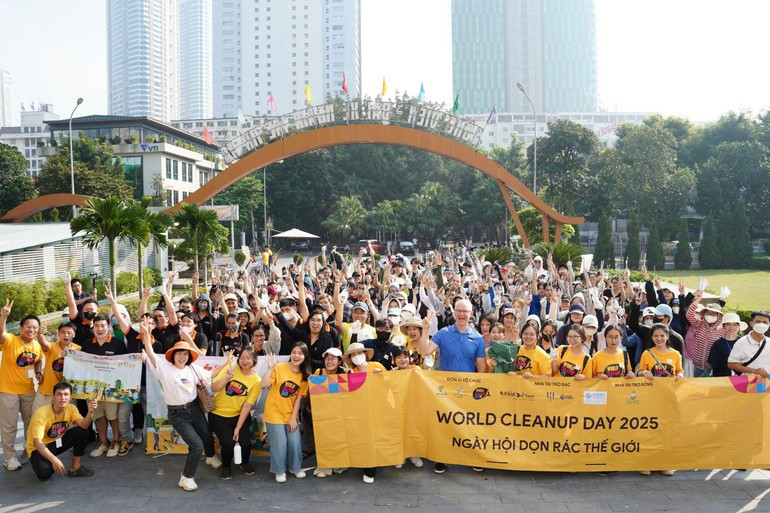 In addition to Ha Noi, the campaign was also organised simultaneously in Da Nang, Ho Chi Minh City, Quy Nhon, Quang Ngai, Can Tho, and other localities, with the participation of thousands of young people (Photo: NDO) ngay-hoi-don-rac-the-gioi-2025-1.jpg