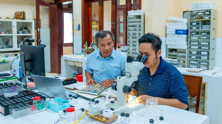 Assoc. Prof. Dr. Nguyen Van Long (left), Head of the Department of Marine Living Resources, discussed with a researcher. (Photo: NDO) 1-bb-3-6953.jpg