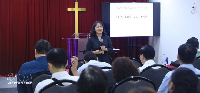 Thieu Thi Huong, head of the Protestant Affairs Division under the Government Committee for Religious Affairs, presents key and fundamental contents of the law on beliefs and religions (Photo: VNA)