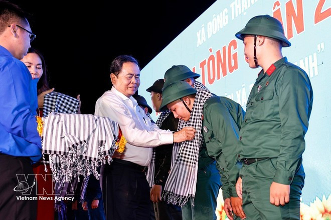 National Assembly Chairman Tran Thanh Man presents gifts to young recruits at the event. (Photo: VNA)
