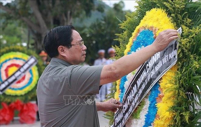 PM Pham Minh Chinh pays floral tribute to the fallen Vietnamese volutary soldiers and experts at the event. (Photo: VNA) PM Pham Minh Chinh pays floral tribute to the fallen Vietnamese volutary soldiers and experts at the event. (Photo: VNA)