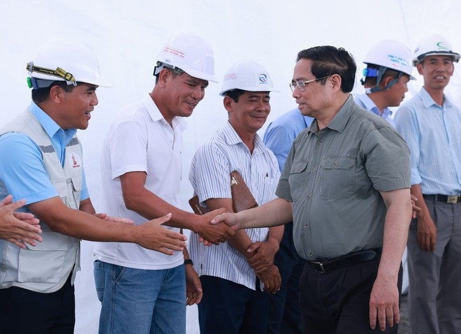Prime Minister Pham Minh Chinh with engineers and workers constructing Phase 1 of the Chau Doc – Can Tho – Soc Trang expressway project. (Photo: VNA) Prime Minister Pham Minh Chinh with engineers and workers constructing Phase 1 of the Chau Doc – Can Tho – Soc Trang expressway project. (Photo: VNA)