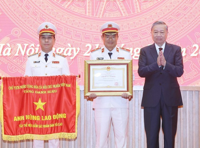 General Secretary To Lam (R) presents the "Labour Hero" title to the Supreme People’s Procuracy. (Photo: VNA) General Secretary To Lam (R) presents the "Labour Hero" title to the Supreme People’s Procuracy. (Photo: VNA)