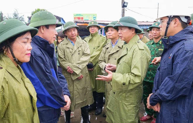 Deputy Prime Minister Tran Hong Ha during his on-site inspection in Hai Phong (Photo: VNA) Deputy Prime Minister Tran Hong Ha during his on-site inspection in Hai Phong (Photo: VNA)