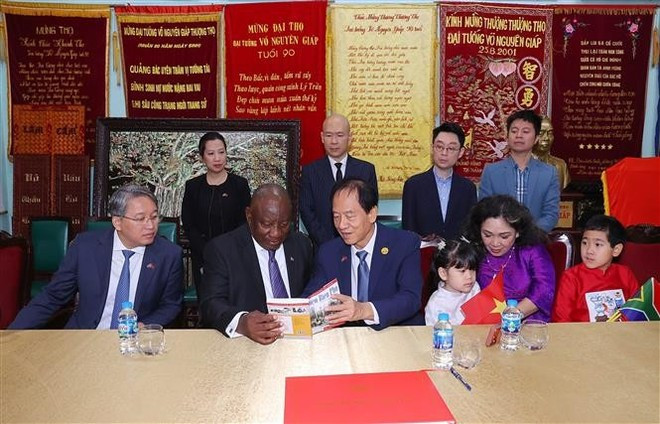 South African President Matamela Cyril Ramaphosa (second from left, sitting) visits the family of General Vo Nguyen Giap. (Photo: VNA) South African President Matamela Cyril Ramaphosa (second from left, sitting) visits the family of General Vo Nguyen Giap. (Photo: VNA)