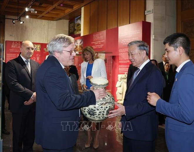 Party General Secretary To Lam presents a Chu Dau porcelain vase to Bulgaria’s National History Museum. (Photo: VNA) Party General Secretary To Lam presents a Chu Dau porcelain vase to Bulgaria’s National History Museum. (Photo: VNA)