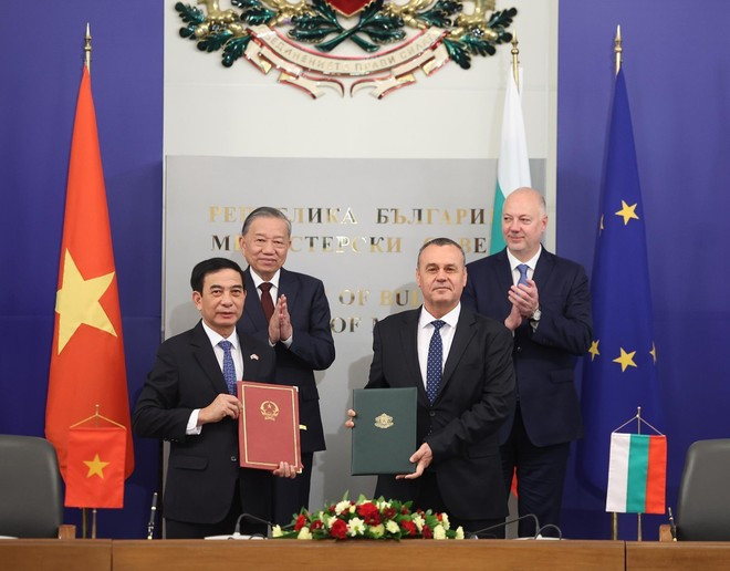 Party General Secretary To Lam and Bulgarian Prime Minister Rosen Zhelyazkov witness the exchange of a letter of intent on enhancing defence cooperation between the two defence ministries. (Photo: VNA) Party General Secretary To Lam and Bulgarian Prime Minister Rosen Zhelyazkov witness the exchange of a letter of intent on enhancing defence cooperation between the two defence ministries. (Photo: VNA)