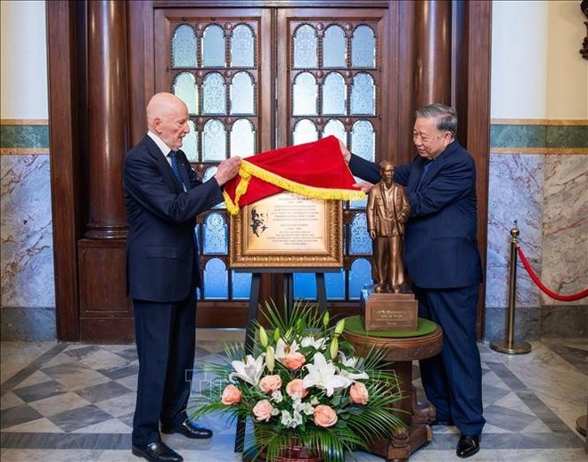 General Secretary of the Communist Party of Viet Nam (CPV) Central Committee To Lam presents the plaque featuring President Ho Chi Minh’s portrait to former King Simeon Saxe-Coburg-Gotha. (Photo: VNA) General Secretary of the Communist Party of Viet Nam (CPV) Central Committee To Lam presents the plaque featuring President Ho Chi Minh’s portrait to former King Simeon Saxe-Coburg-Gotha. (Photo: VNA)